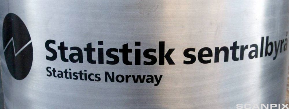 Skilt med logoen og namnet til Statistisk sentralbyrå. Foto.