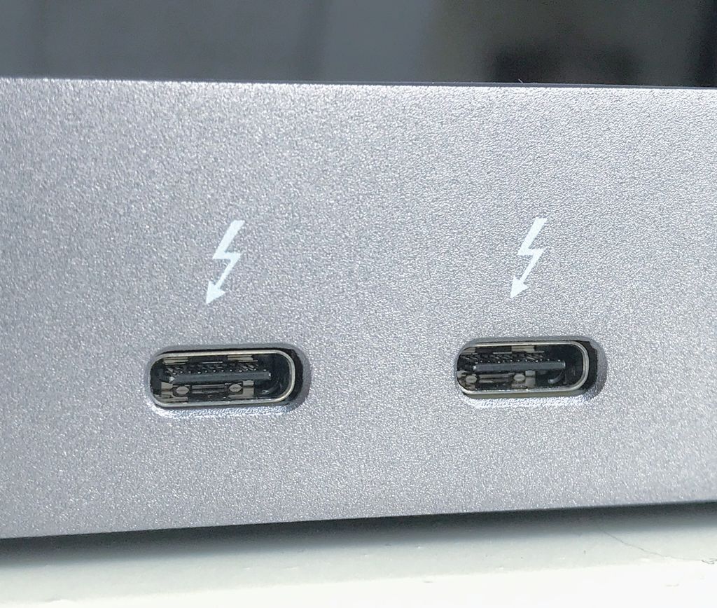 To USB-C kontakter på siden av en maskin. Begge er merket med et lynsymbol for å vise at de støtter Thunerbolt. 