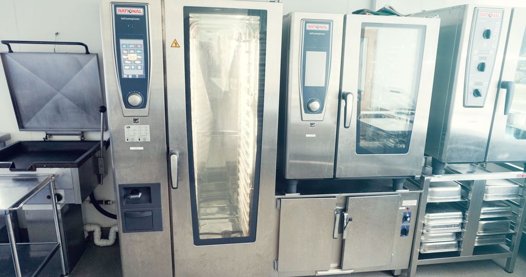 Tre kombidampere og ei stor stekepanne på et kjøkken. Foto.