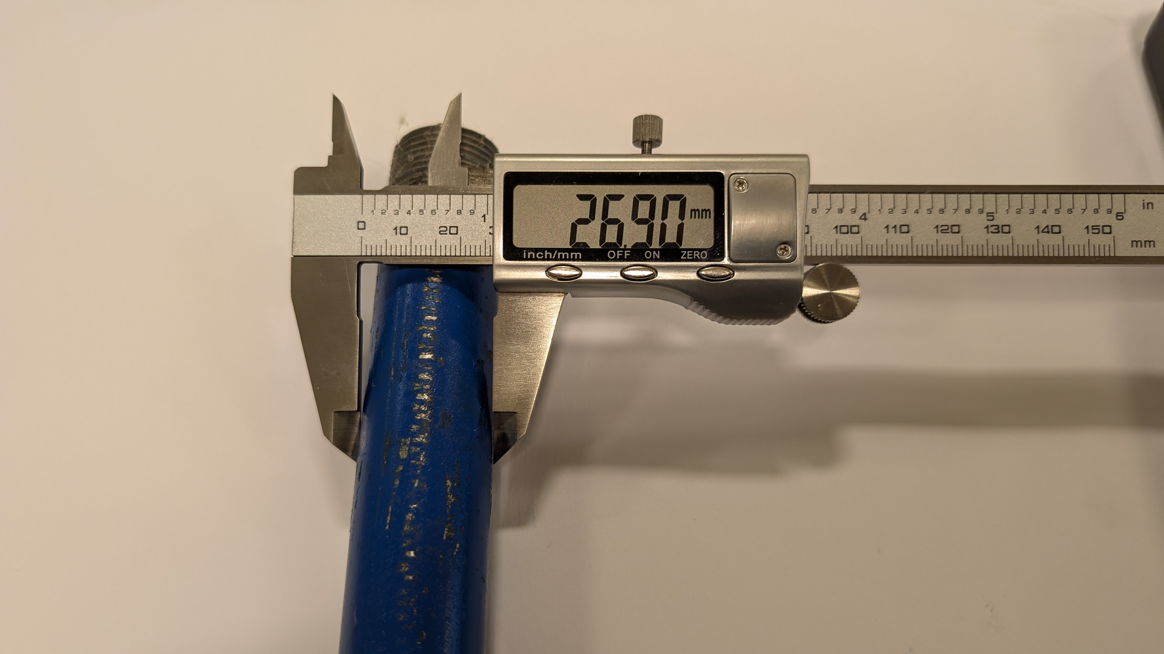 Med et digitalt skyvelære blir den utvendige diameteren på et trekvart tommer langt stålrør målt til 26,90 millimeter. Foto.