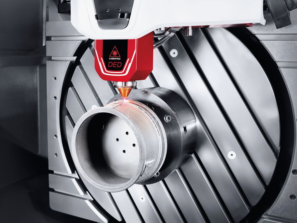 Pulver blir sendt gjennom en dyse og smelta ved hjelp av laser. Foto.