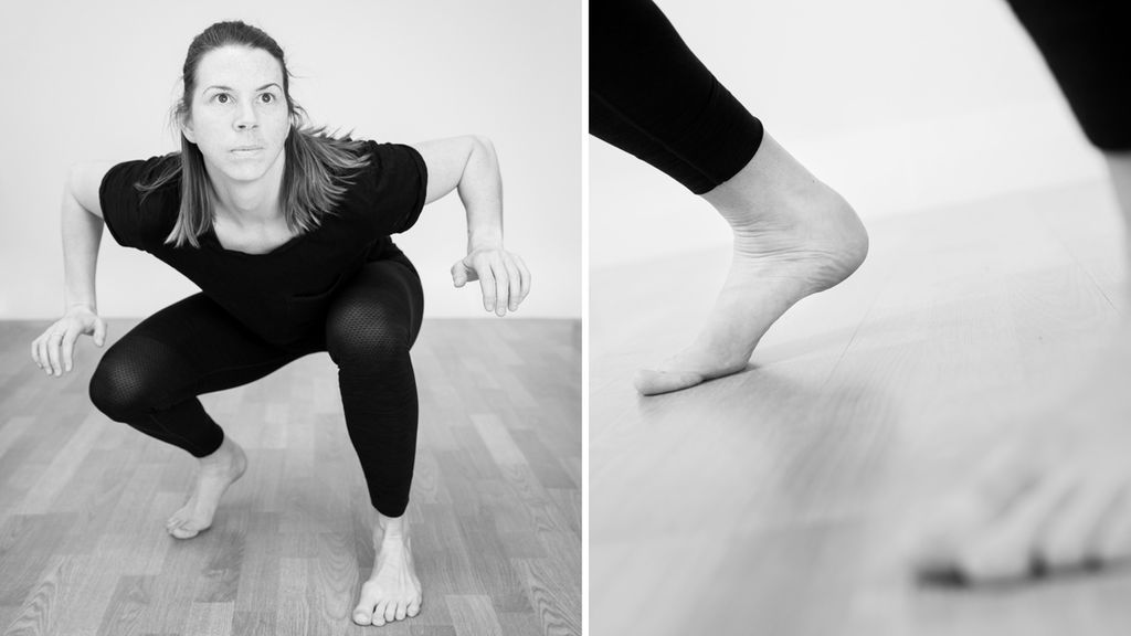 Kvinnelig danser sitter på huk på gulvet. Foto.