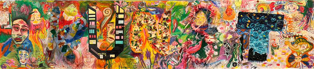 Langt kunstverk med mange farger i maling og fargeblyant. I tillegg er mange ulike materialer limt på. Når en studerer bildet, ser en at ordet "KUNST" står skrevet. Foto.