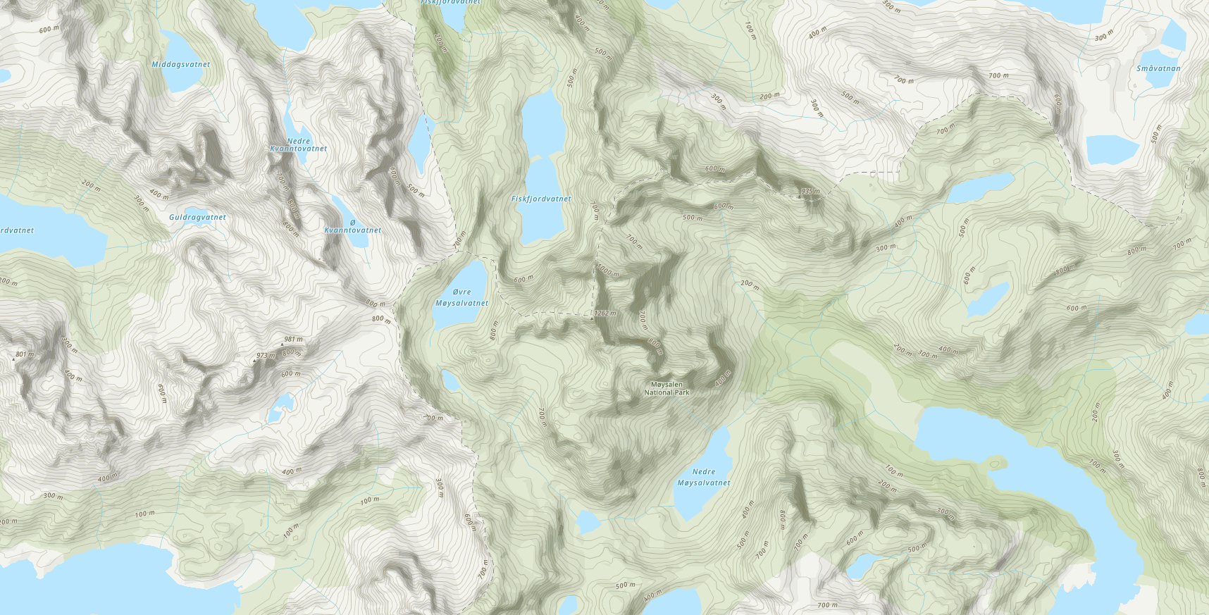 Utsnitt av topografisk kart over Møysalen nasjonalpark med grønne og grå områder, blå vann, høydekurver og skygger som får fram høydeforskjellene. Illustrasjon.