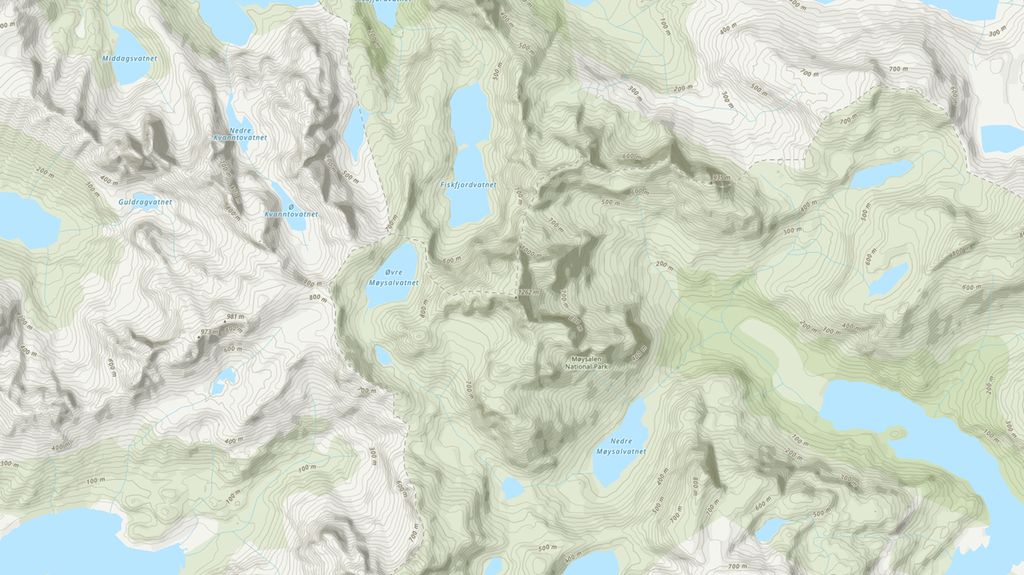 Utsnitt av topografisk kart over Møysalen nasjonalpark med grønne og grå områder, blå vann, høydekurver og skygger som får fram høydeforskjellene. Illustrasjon.