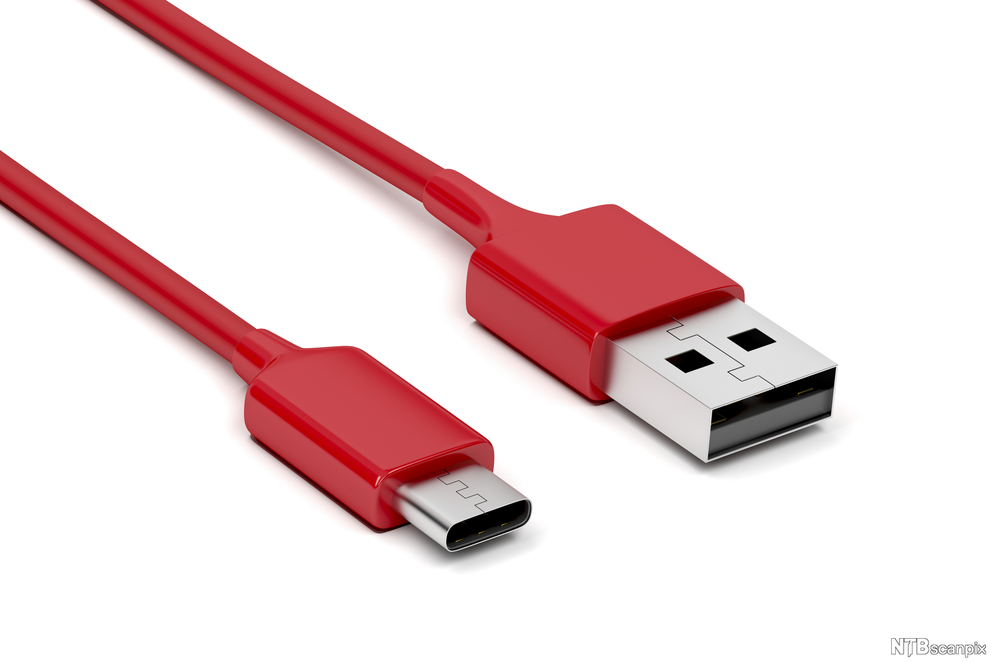 Rød kabel med USB-type A hannkontakt i den ene enden og USB-type C hannkontakt i den andre. Foto 