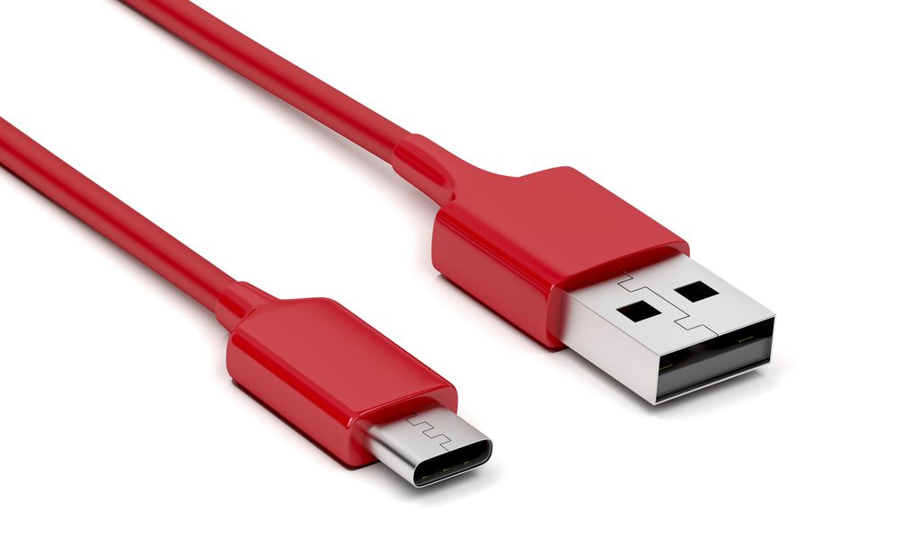 Rød kabel med USB-type A hannkontakt i den ene enden og USB-type C hannkontakt i den andre. Foto