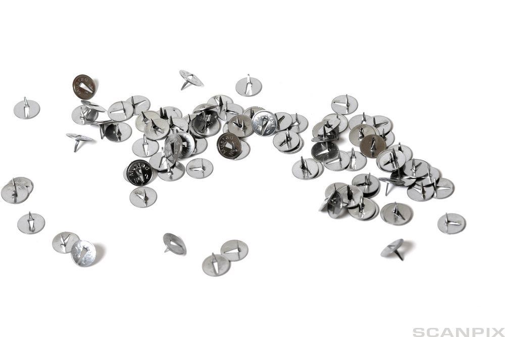 Mange tegnestifter på hvit bakgrunn. Foto.