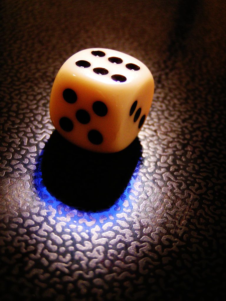 Terning med seksersiden opp. Foto.