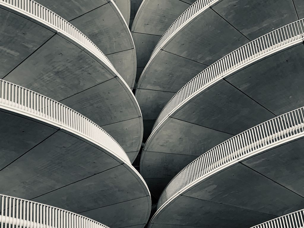 Detalj fra et bygg med betongplater. Foto.