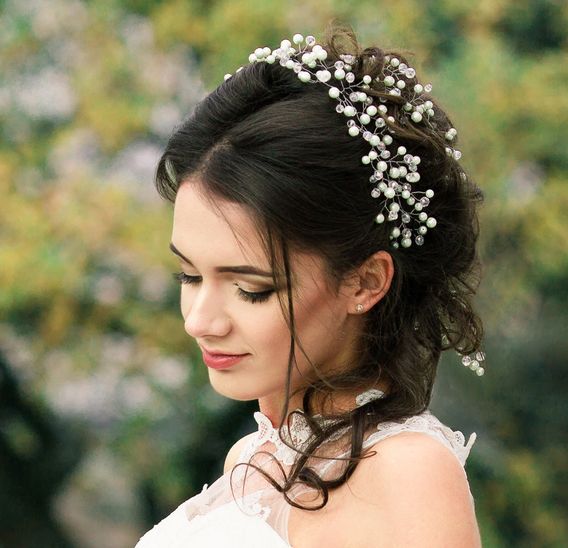 Brud med oppsatt hår. Foto.