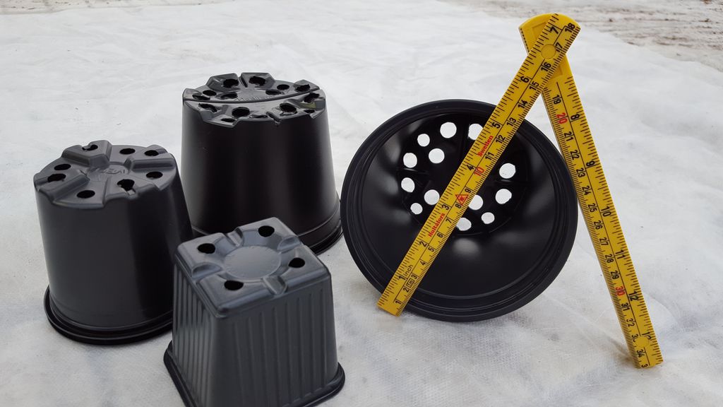 Plastpotter i ulike størrelse og med ulikt antall hull i bunnen. Foto.