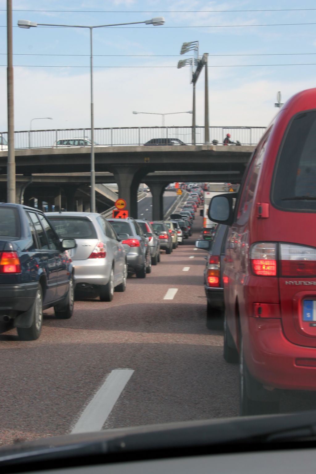 Bilar i kø på motorveg. Biletet er teke frå ein av bilane. Foto.
