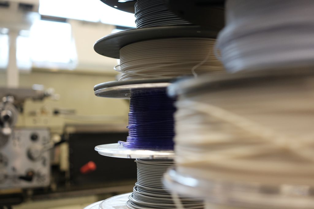 Nærbilde av ruller med 3D-print-materiale. Rullene ligner på store trådsneller. Foto.