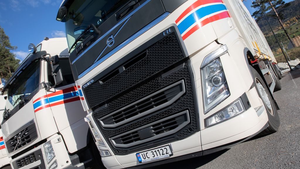 Foto av to lastebiler parkert ved siden av hverandre.