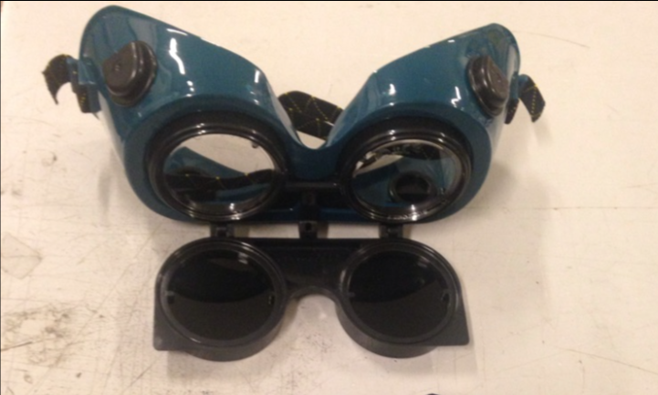 Sveisebriller med sveiseglasa vippa ned. Foto.