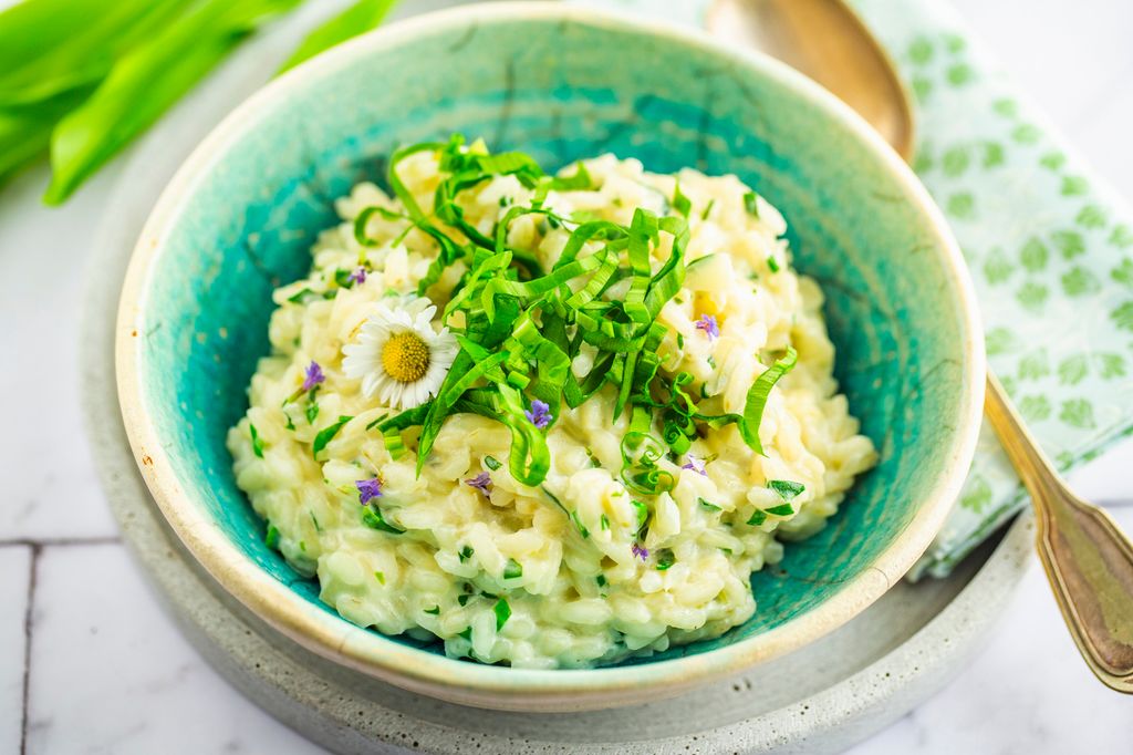 Risotto i grønn skål. Foto.
