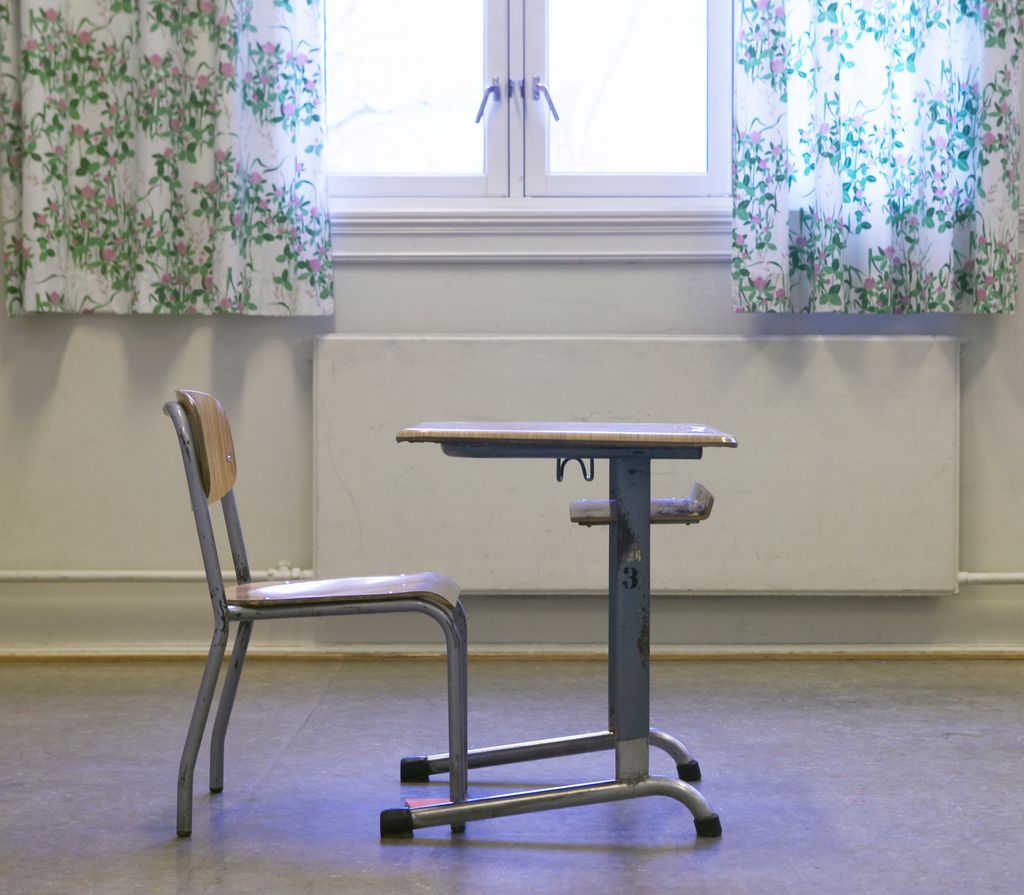 Skolepult og stol i klasserom. Foto.