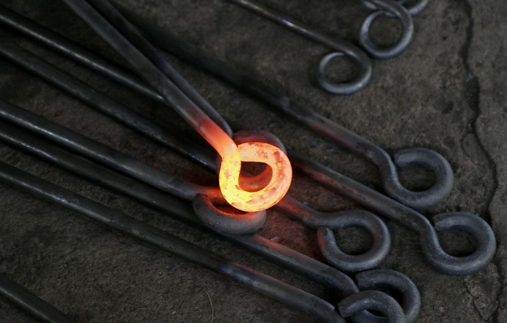 Glødende rød-gult metall. Foto.