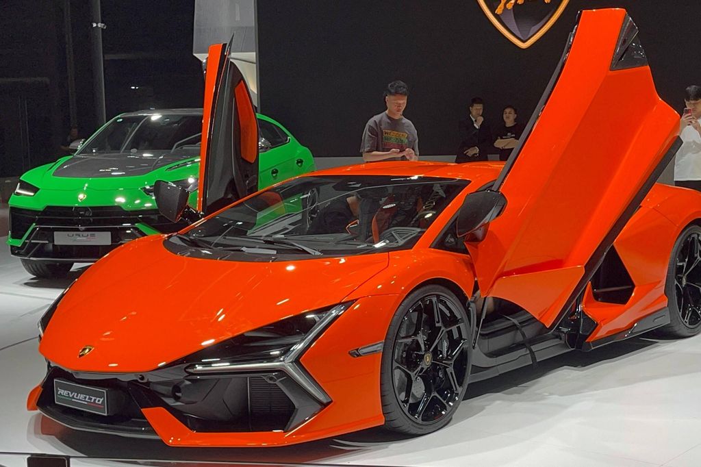 En rød Lamborghini Revuelto med åpne dører. Foto.