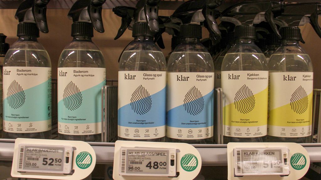 Butikkhylle med rengjøringsprodukter. Foto.