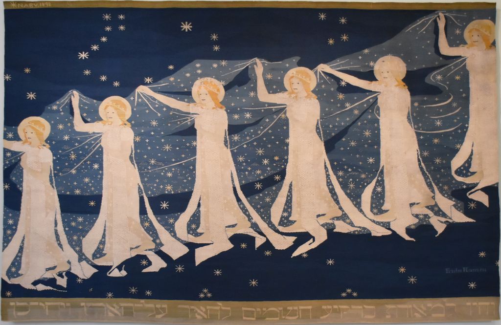 Bildevev av seks hvitkledde unge kvinner som svever over himmelen med et stjerneslør over seg. Foto.