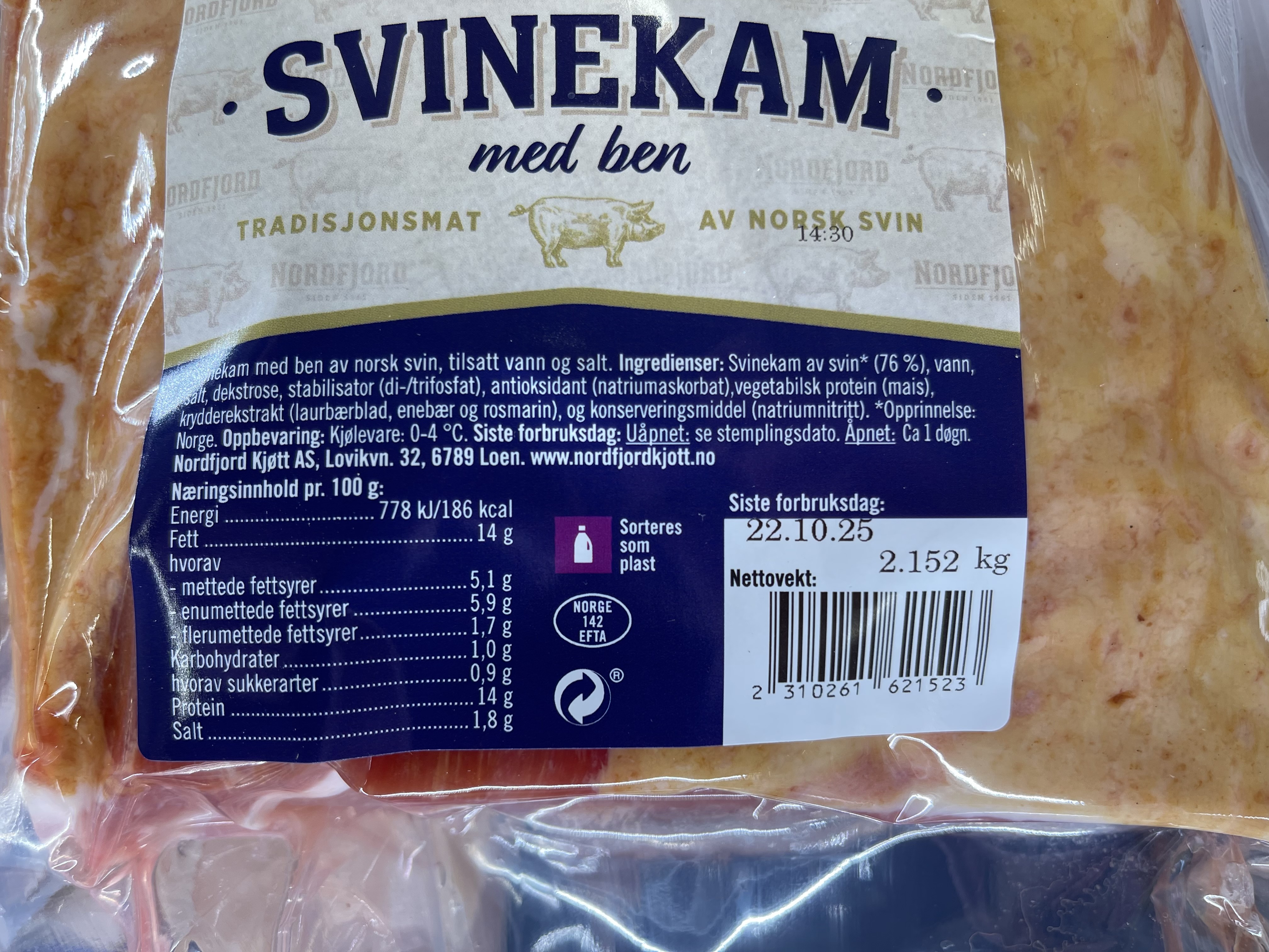 Merkelapp for kjøtt, det er merket med siste forbruksdag og nettovekt. Foto.
