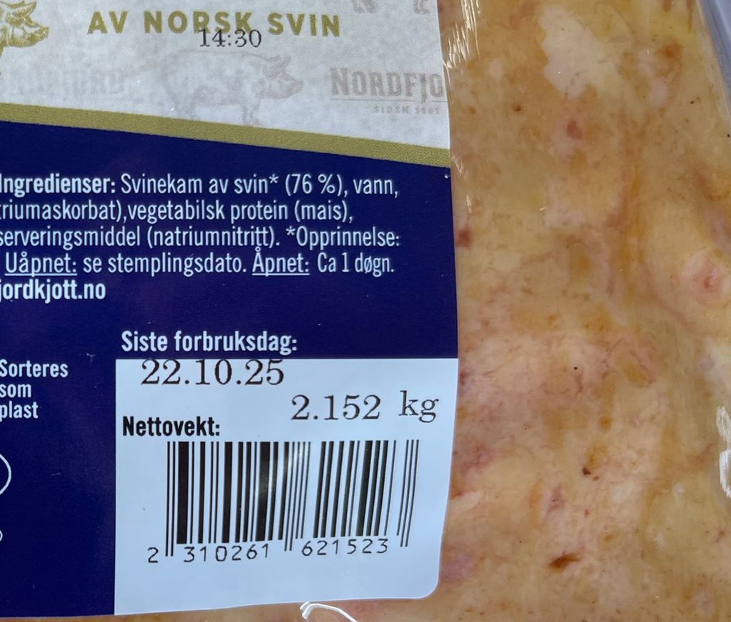 Merkelapp for kjøtt, det er merkt med siste forbruksdag og nettovekt. Foto.