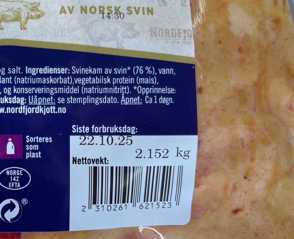Merkelapp for kjøtt, det er merket med siste forbruksdag og nettovekt. Foto.