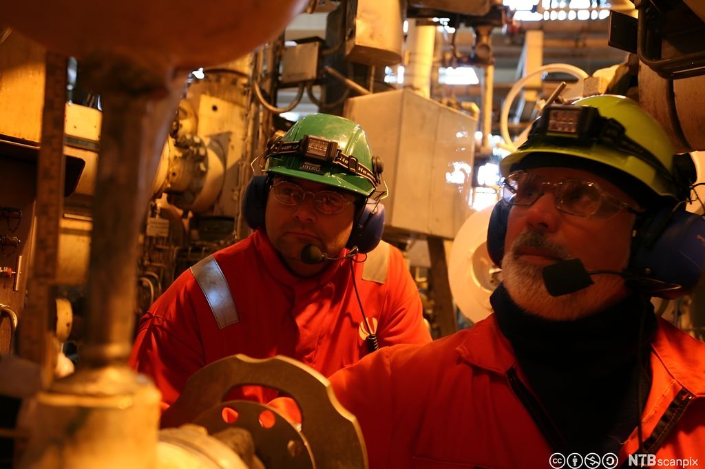 To mekanikarar sjekkar ventiltreet offshore. Foto.