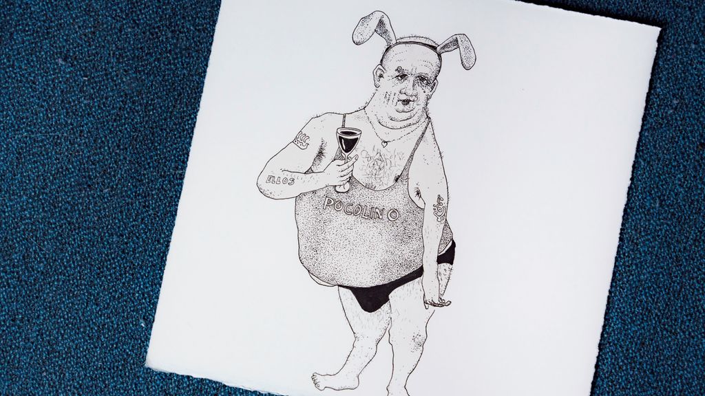 Tegning av en god gammaldags tjukkas i singlet med kaninører på hodet og et stettglass i hånda. Han har små hender og føtter. Foto.