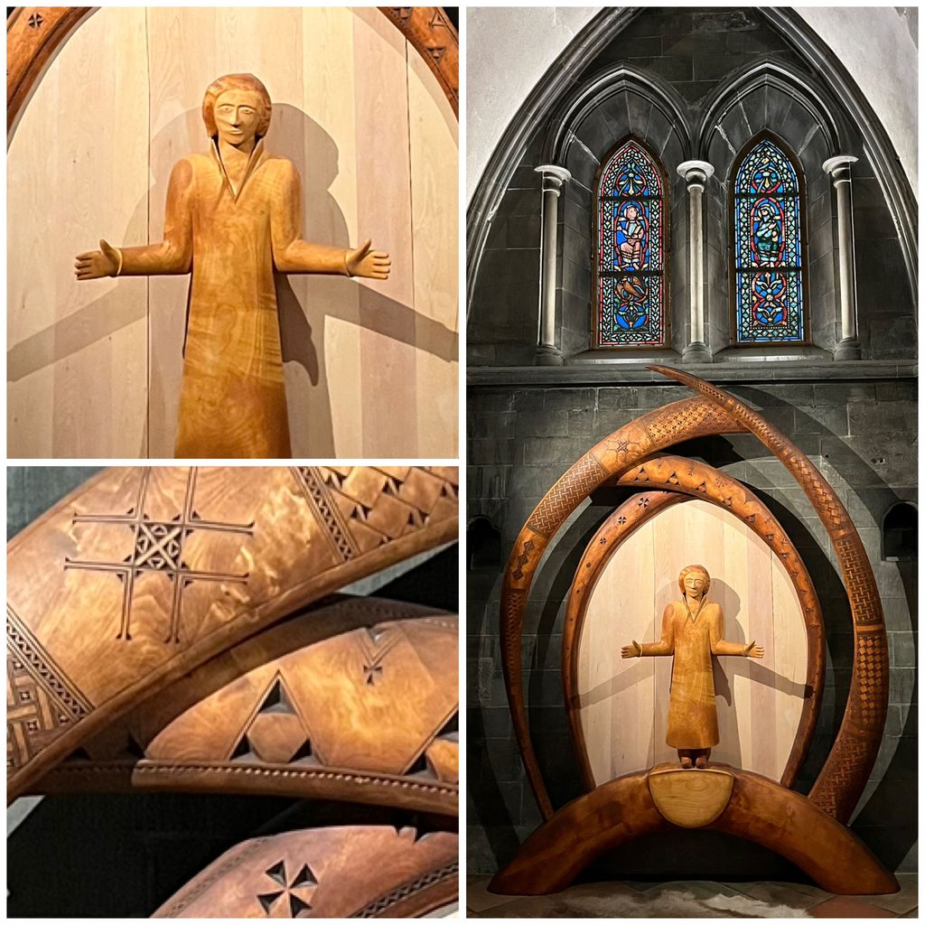 Et alter i tre som består av fire trebuer som rammer inn en kristusfigur i midten. Buene er dekorert med ornamenter. Foto.