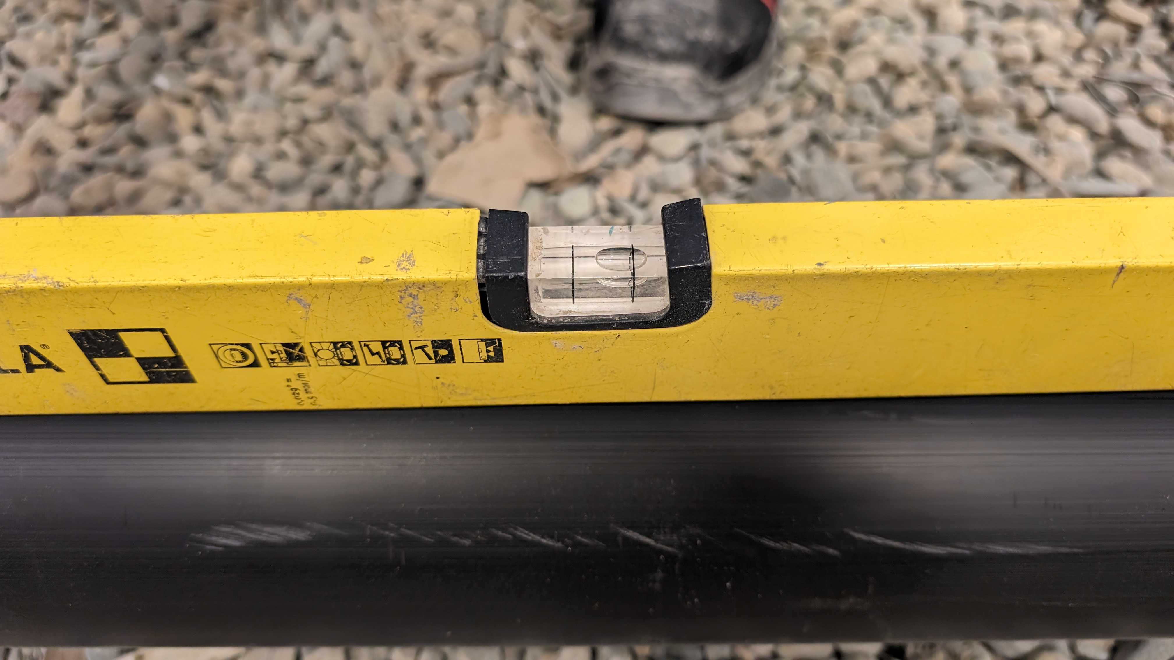 Avlesning av vater der vaterbobla er til høyre for området mellom strekene. Foto.