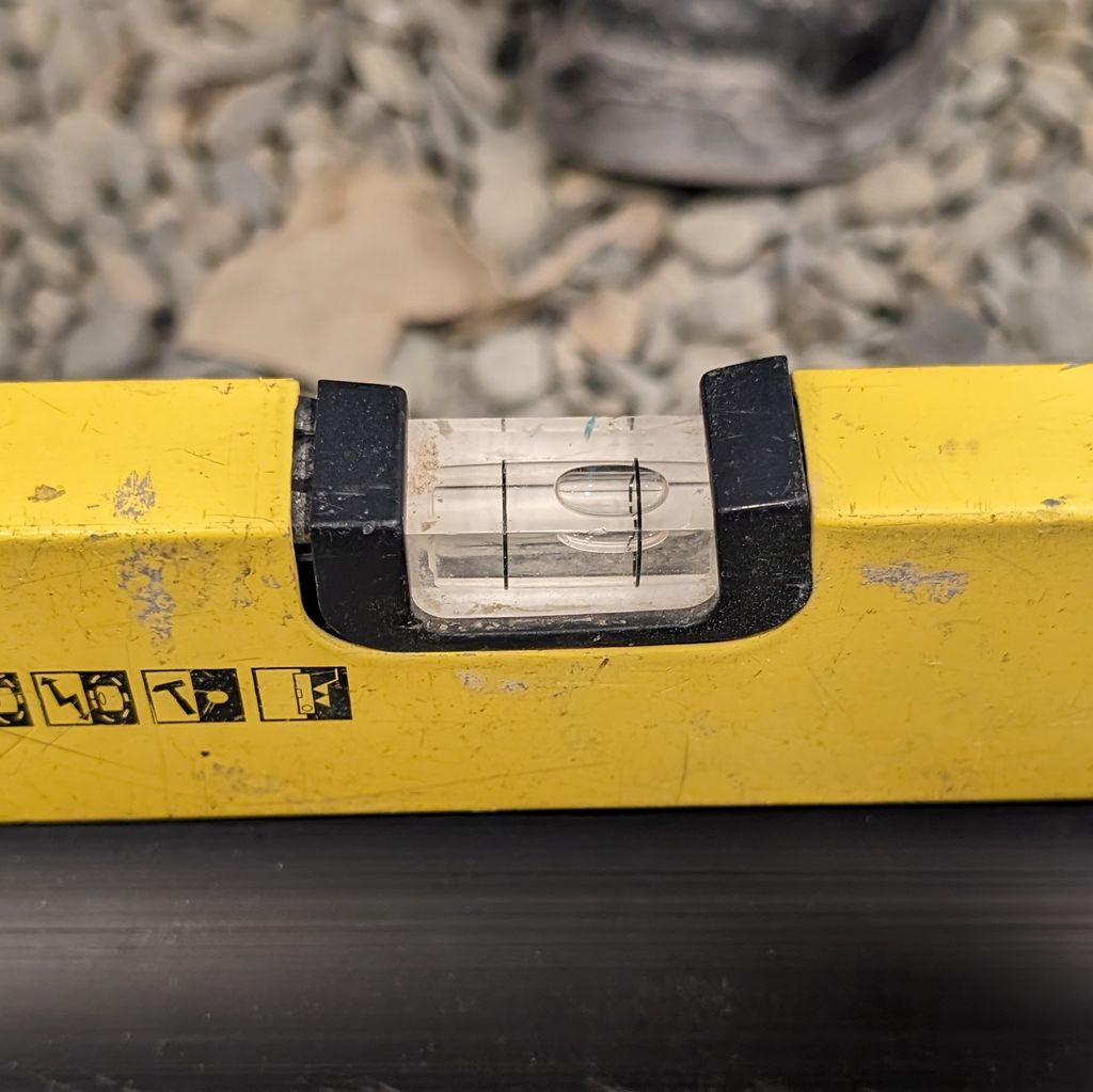 Avlesning av vater der vaterbobla er til høyre for området mellom strekene. Foto.