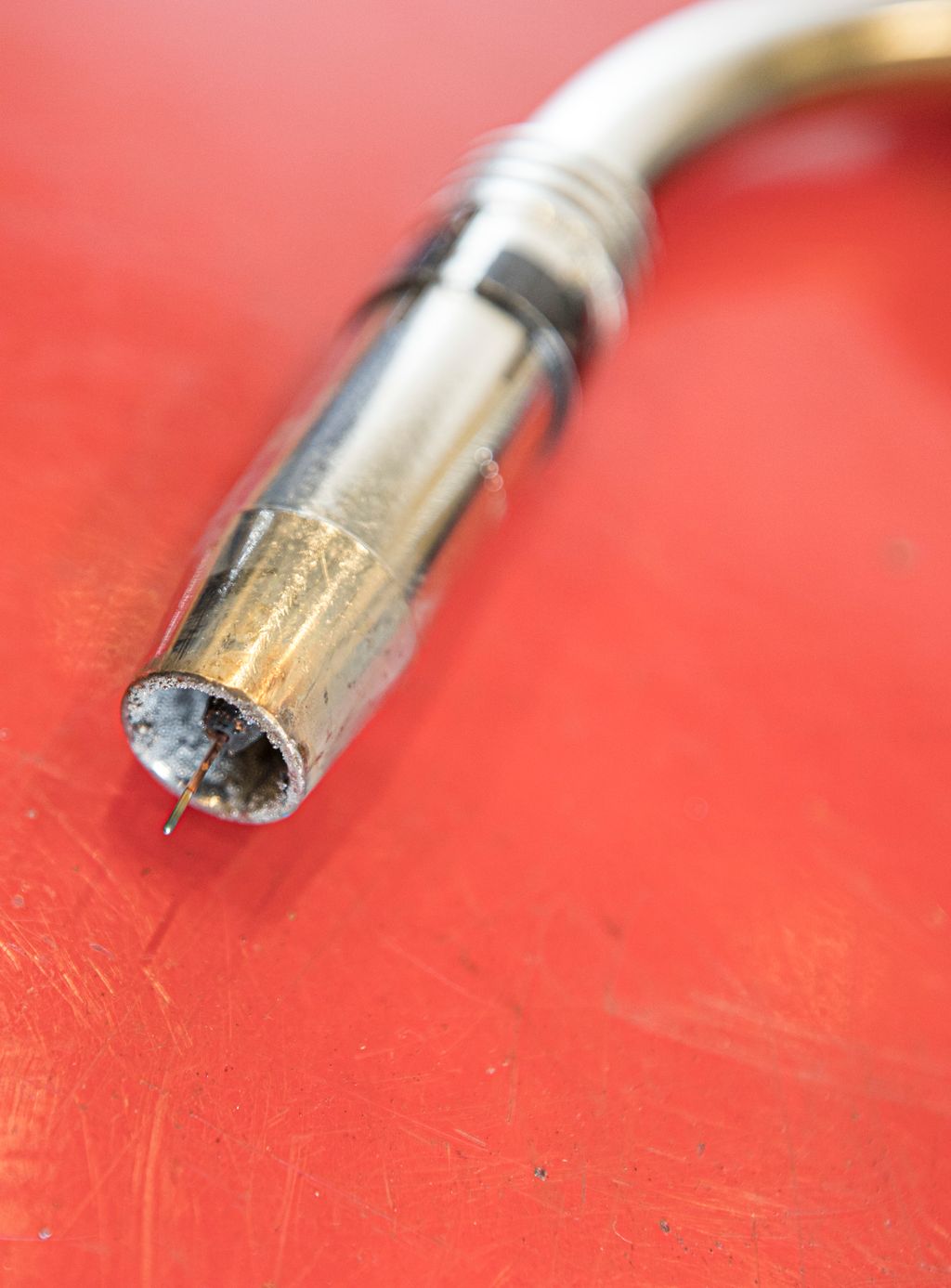 Nærbilete av eit munnstykke på ein MAG-sveisepistol. Foto.