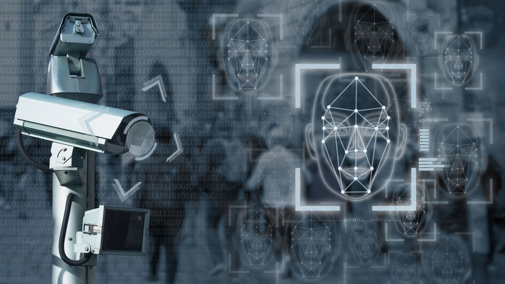 Svart-hvitt blanding av foto og digital illustrasjon som i bakgrunnen viser en folkemengde, og i forgrunnen et kamera med ansiktsgjenkjenning. Illustrasjon.