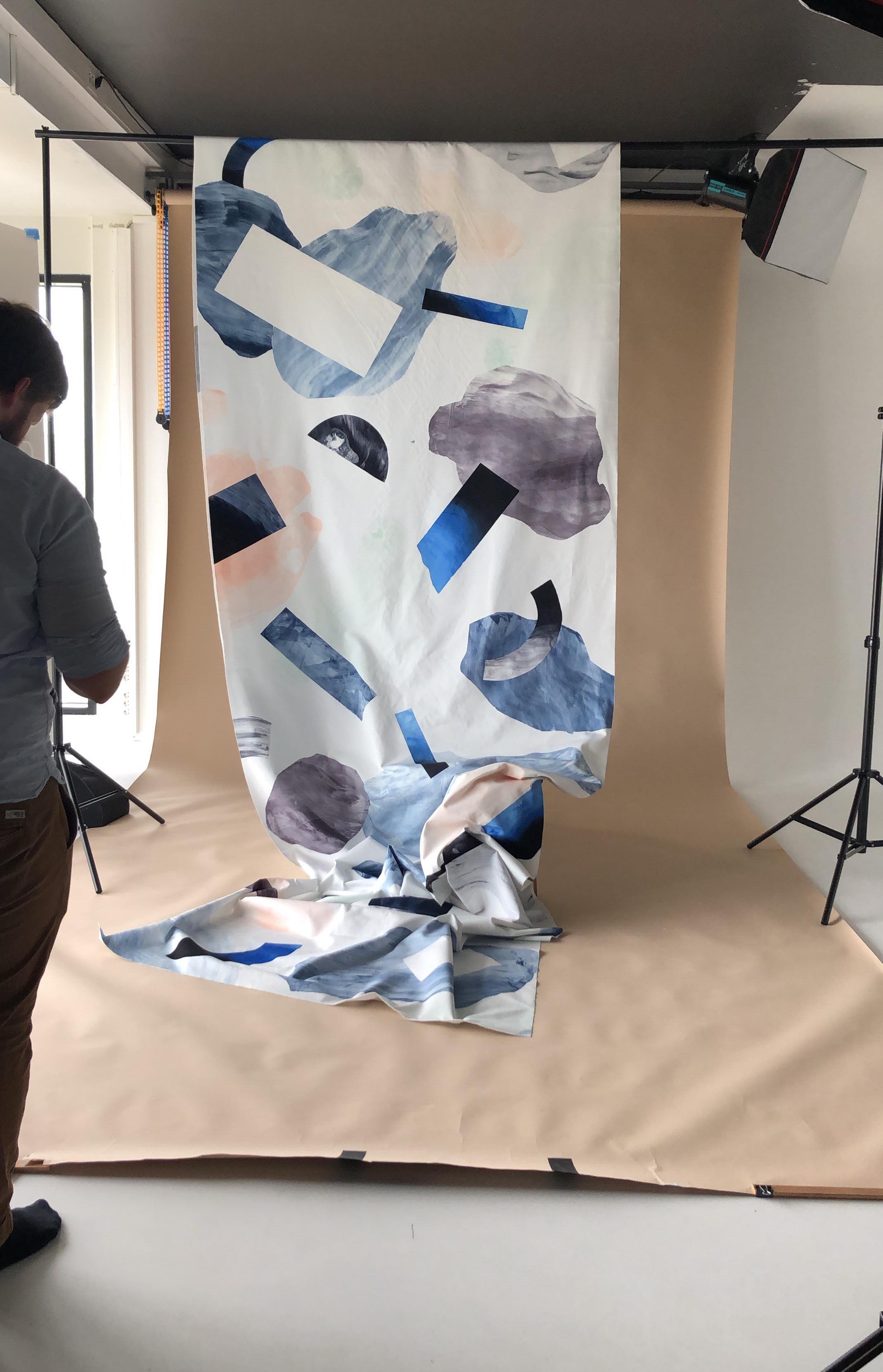 Tekstil er hengt opp for å bli fotografert. Foto.