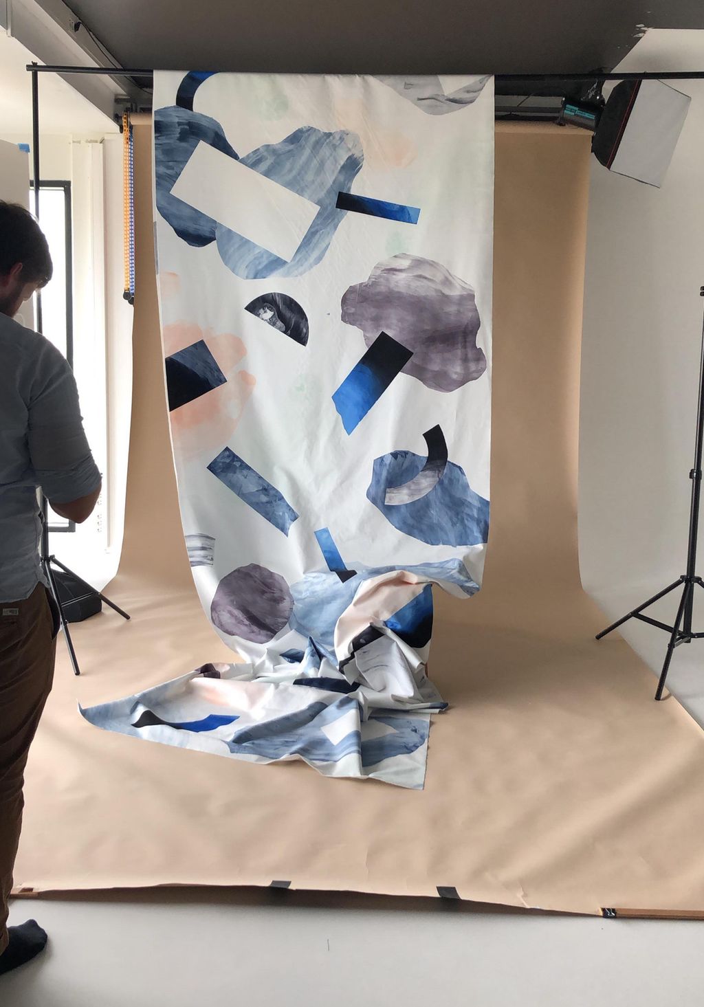 Tekstil er hengt opp for å bli fotografert. Foto.