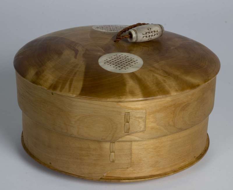 Smykkeskrin i tre. Foto.