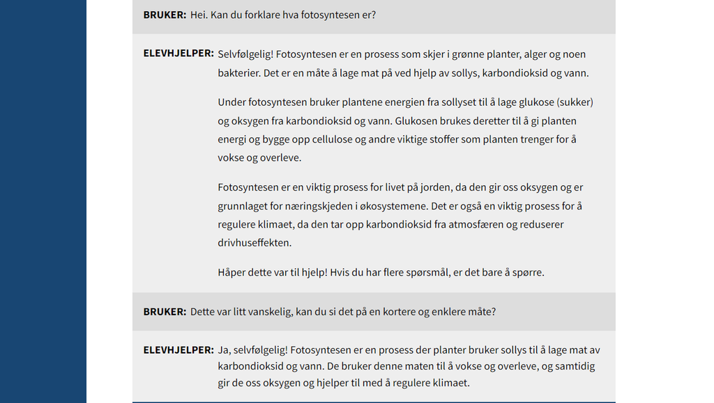 Dialog mellom en bruker og en praterobot. Brukeren har spurt prateroboten hva fotosyntesen er. Etter et langt svar fra roboten spør brukeren på nytt: Dette var litt vanskelig, kan du si det på en kortere og enklere måte? Roboten svarer da med et kort sammendrag av sitt forrige svar, og den bruker et enklere språk enn tidligere. Skjermutklipp.