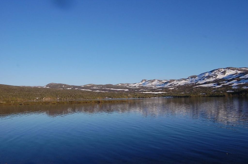 Innsjø i fjellandskap. Foto.