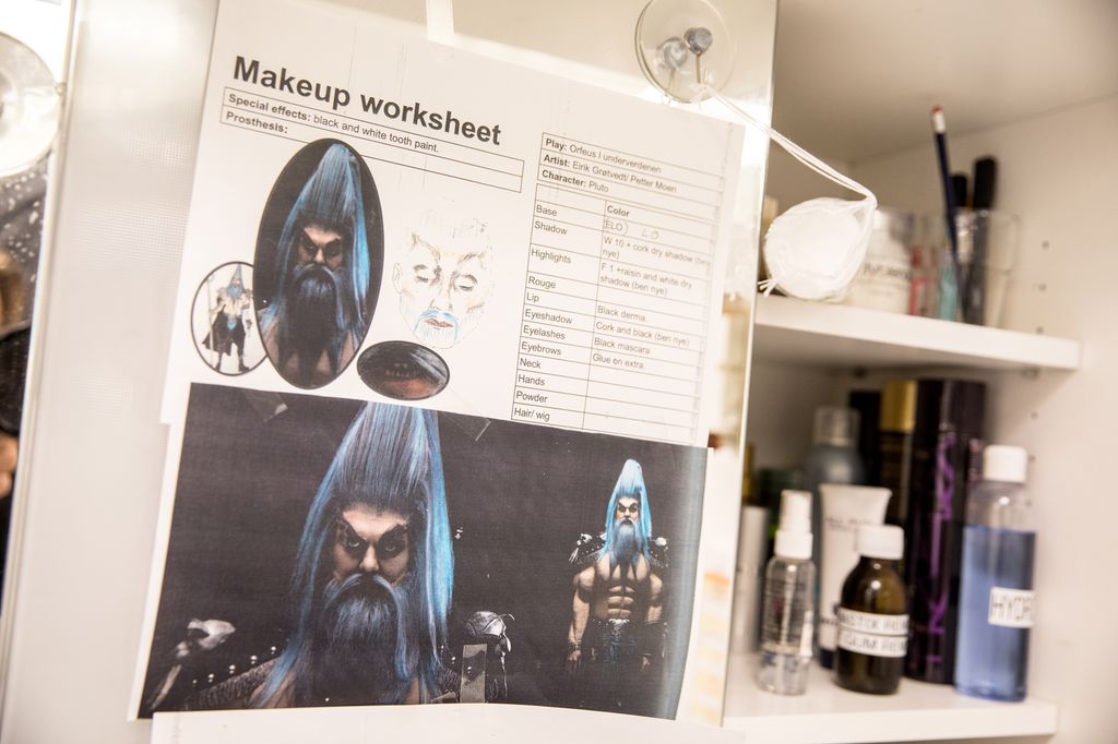 Fotografi av arbeidsteikning som viser korleis ein teaterkarakter skal sminkast.