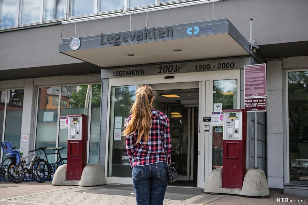Ung kvinne utanfor legevakta. Foto.