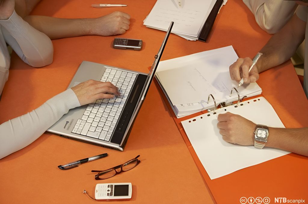 Ungdommer samarbeider om notater. Foto. 