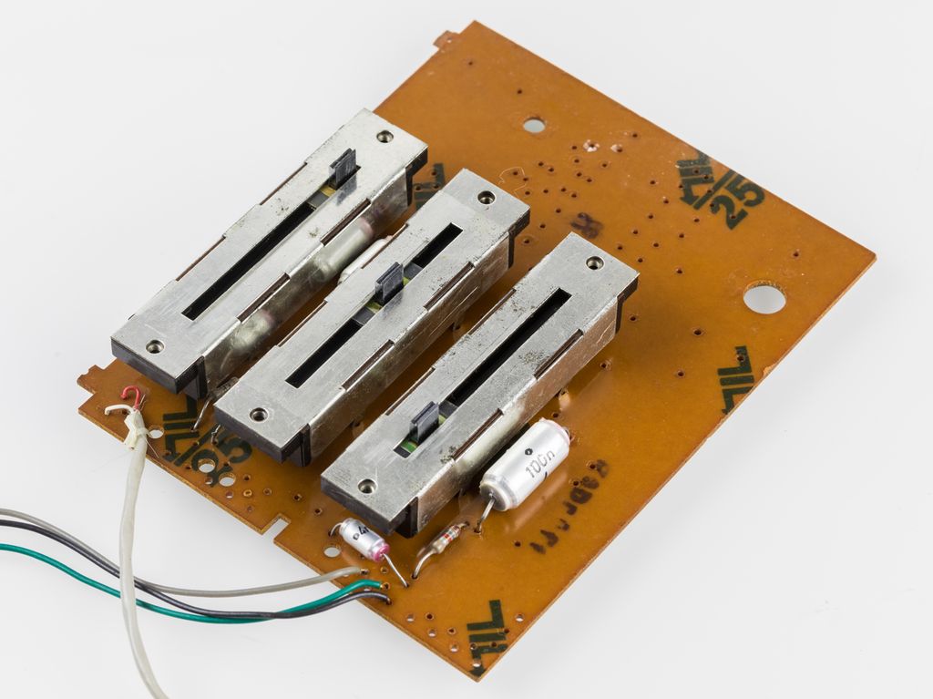 Koplingsbrett med tre lineære potensiometer. På koplingsbrettet er det også festa resistorer og kondensatorer, og det er tilkopla ledninger. Bilde.