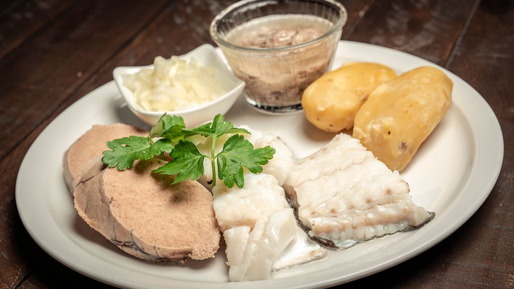 Ein tallerken med fersk fisk, lever, rogn, lauk og kokt mandelpotet. Foto.