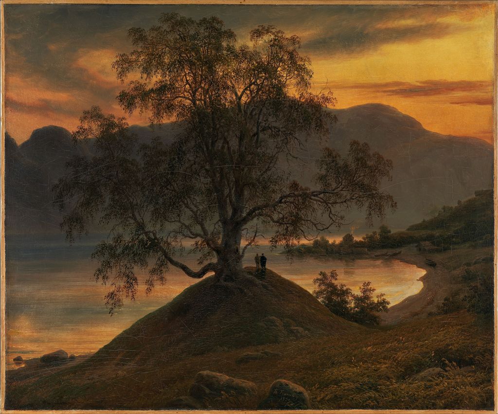 Maleri av et landskap i solnedgang. Motivet er et stort bjørketre som vokser på en gravhaug. Under treet står to mennesker vendt mot fjorden og fjellene. Foto. 