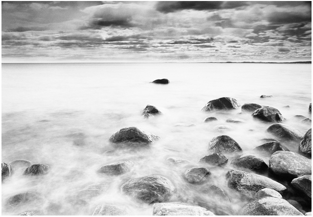 Kystlandskap i tåke. Foto.