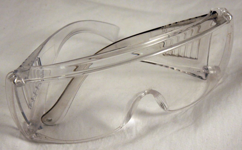 Vernebriller i klar plast. Foto.