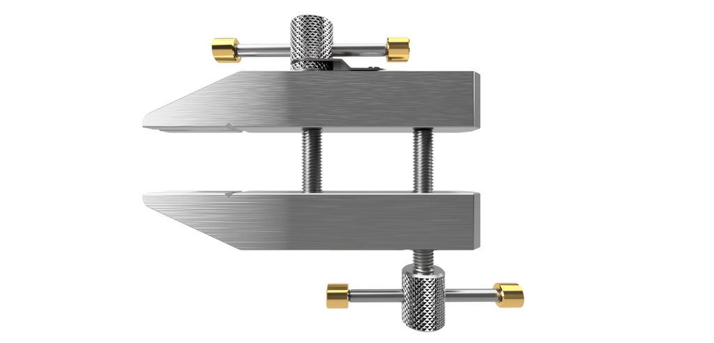 Verktøy bestående av to parallelle gripekjefter som er sammenbundet med to justerbare skruer. Illustrasjon.